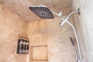 Douche, sèche-cheveux, serviettes fournies, savon