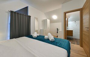 2 bedrooms, in-room safe, iron/ironing board, travel cot - Pet friendly home in Margecan (Margecan)