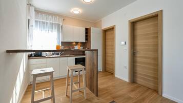 Jääkaappi, mikroaaltouuni, uuni, astianpesukone