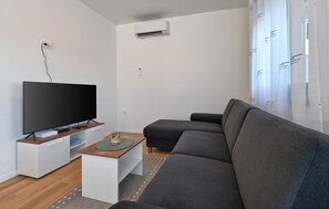 Smart TV - Pet friendly home in Margecan (Margecan)
