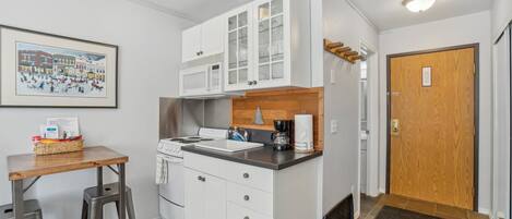 Réfrigérateur, micro-ondes, cafetière/bouilloire