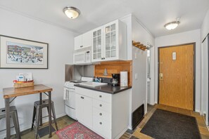 Kühlschrank, Mikrowelle, Wasserkocher mit Kaffee-/Teezubehör