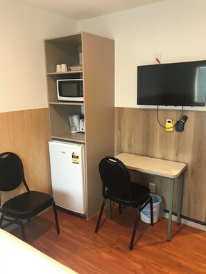 Basic Double Room | Desk, soundproofing, free WiFi - Conway Motel (Auckland)