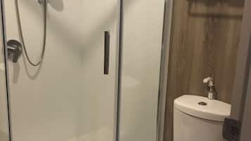 Habitació doble bàsica | Bany | Tovalloles, xampú i paper higiènic