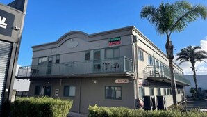Motel amb una zona de recepció, un balcó i un cartell que indica que és el Motel Conway.