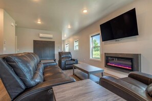 Smart TV, fireplace - Teton Homestead: In Town, Hot Tub & Family Space (Victor)