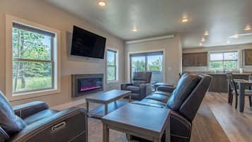 Smart TV, fireplace