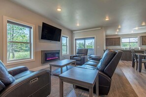 Smart TV, fireplace - Teton Homestead: In Town, Hot Tub & Family Space (Victor)
