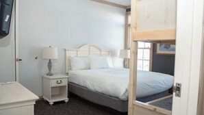 2 makuuhuonetta, silitysrauta/-lauta, ilmainen Wi-Fi, vuodevaatteet