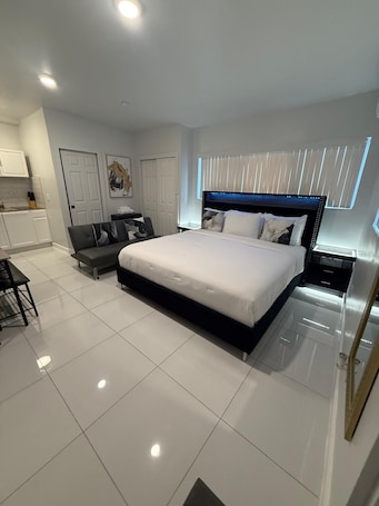 1 Schlafzimmer, Bügeleisen/Bügelbrett, WLAN, Bettwäsche. Private Paradise in Miami !!
Brand new apartment
Great location
Family friendly