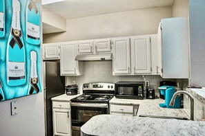 Fridge, microwave, oven, stovetop - Pool, Gym, BBQ Grill, LUX, Near ZOO, Aquarium (Atlanta)