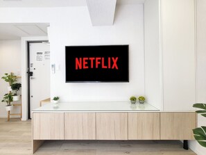 Laptopgeeigneter Arbeitsplatz, kostenlose Babybetten, kostenloses WLAN