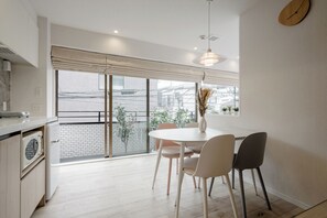 Chambre, non-fumeur, salle de bains privée | Coin séjour