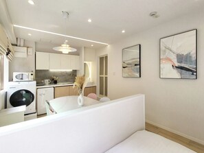 Chambre Familiale, non-fumeurs, salle de bains privée | Coin séjour