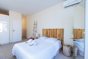 Iron/ironing board, bed sheets