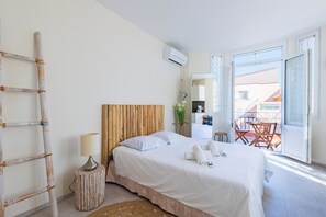Iron/ironing board, bed sheets