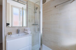 Douche, articles de toilette gratuits, sèche-cheveux