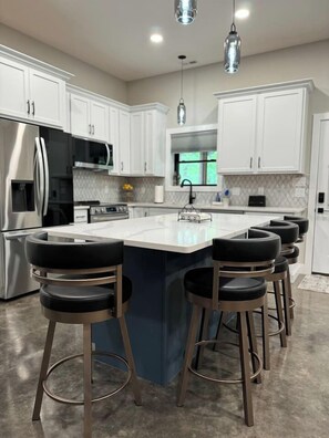 Fridge, microwave, oven, stovetop - Hidden Retreat near The Villages (Sunrise Beach)