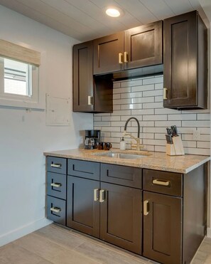 冷蔵庫、電子レンジ、オーブン、コンロ