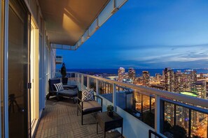 Signature Suite, City View, Executive Level | Balcony - Graydon Front Street (Toronto)