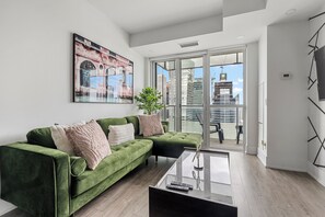 Luksussuite | Oppholdsområde | En 55-tommers LED-TV med Parabol-TV samt oppvarmet gulv