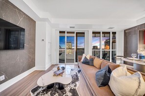 Executive Suite, City View | Living area | 55-inch LED TV with satellite channels, heated floors - Graydon Front Street (Toronto)