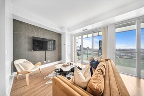 Executive Suite, City View | Living area | 55-inch LED TV with satellite channels, heated floors - Graydon Front Street (Toronto)