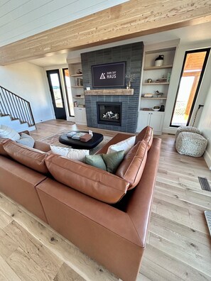 Una Smart TV, una chimenea