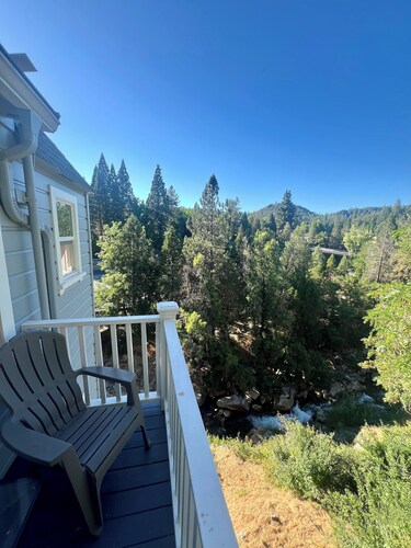 The Creekside French Retreat- Charming home w/ AC & WIFI in Downtown Nevada City