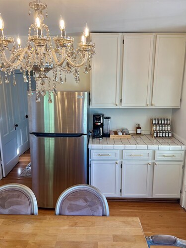 The Creekside French Retreat- Charming home w/ AC & WIFI in Downtown Nevada City