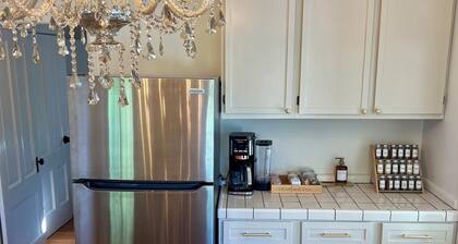 The Creekside French Retreat- Charming home w/ AC & WIFI in Downtown Nevada City