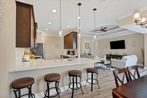 Een koelkast, een magnetron, een oven, een kookplaat