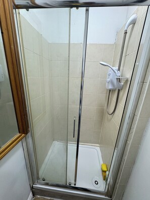 Hair dryer, towels, shampoo, toilet paper - Cheam Apartment (Cheam)