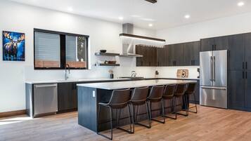 Coffee/tea maker, fridge, microwave, oven