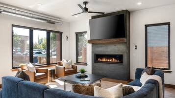 Smart TV, fireplace