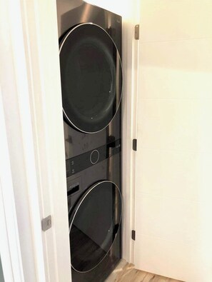 Interior - Cozy townhome with 1 bedroom and WiFi, AC in enjoyable Seattle (Seattle)