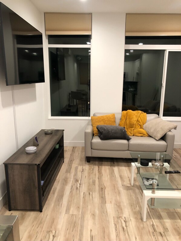 Living area - Cozy townhome with 1 bedroom and WiFi, AC in enjoyable Seattle (Seattle)