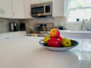 Fridge, microwave, oven, stovetop - The Pet Friendly Port House with a Fully Fenced in Back Yard!! (Wilmington)