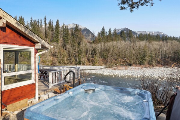 Outdoor spa tub - Jaybird Cabin- Tiny home with huge riverfront & mountain views! (Gold Bar)