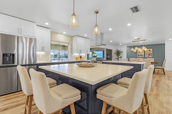 冷蔵庫、電子レンジ、オーブン、コンロ