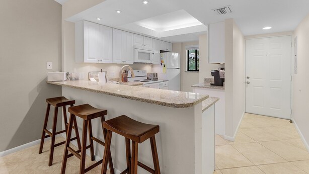 Coffee/tea maker, fridge, microwave, oven - Condo in Bonita! 2 Miles to the Beach! Beach Shuttle Included! (Bonita Springs)