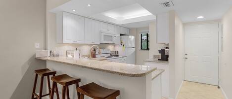 Kühlschrank, Mikrowelle, Ofen, Geschirrspüler