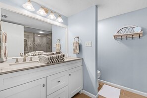 Dusche, Haartrockner, Handtücher