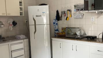 Full-sized fridge, microwave, oven, cookware/dishes/utensils