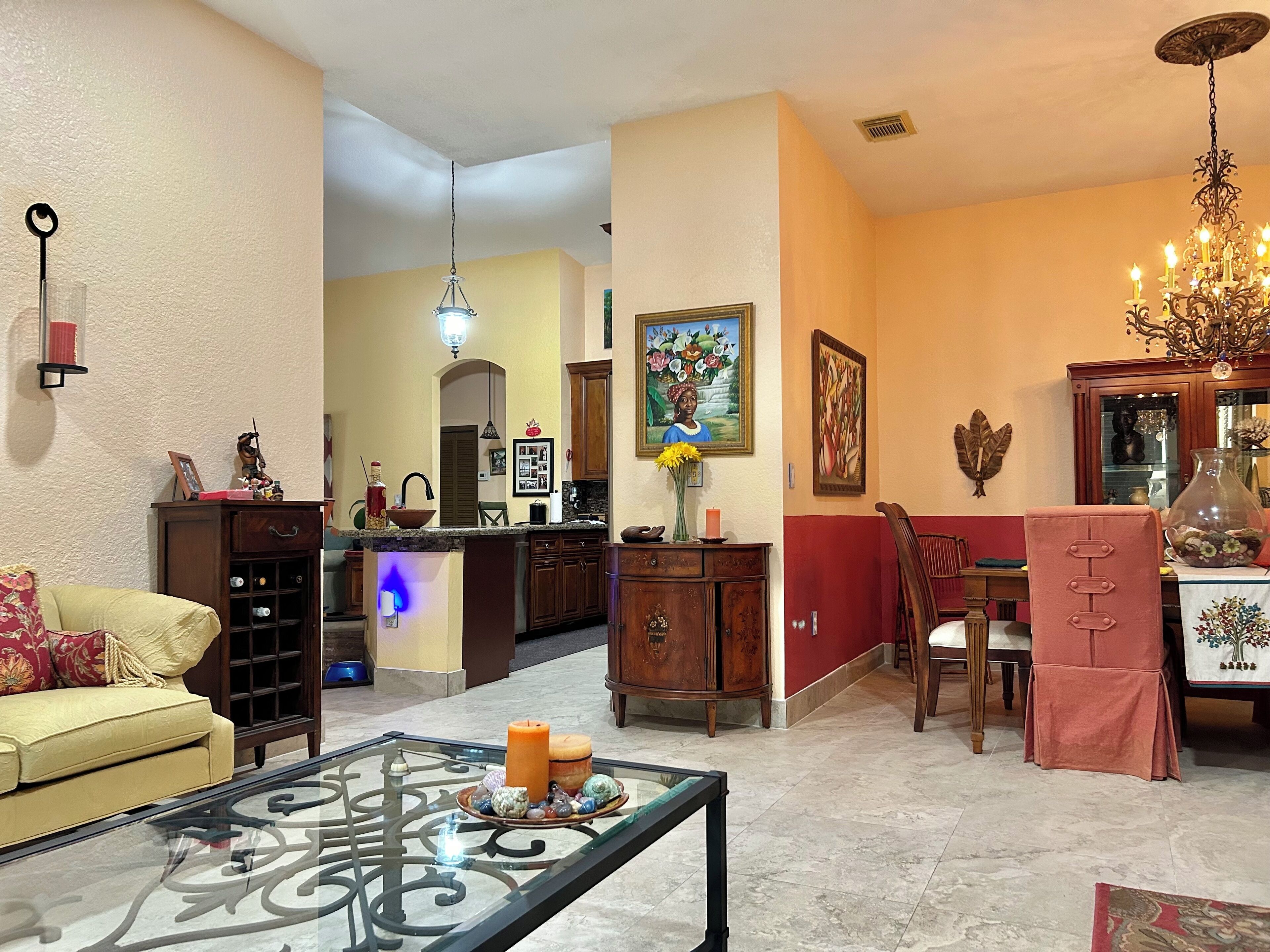 Beautiful  lakefront retreat with outdoor kitchen, tiki hut and spa.