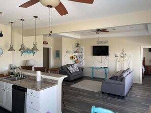 TV - Luna 'Sea, Sleeps 12, Dog Friendly (Crystal Beach)