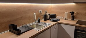 Fridge, oven, stovetop, dishwasher