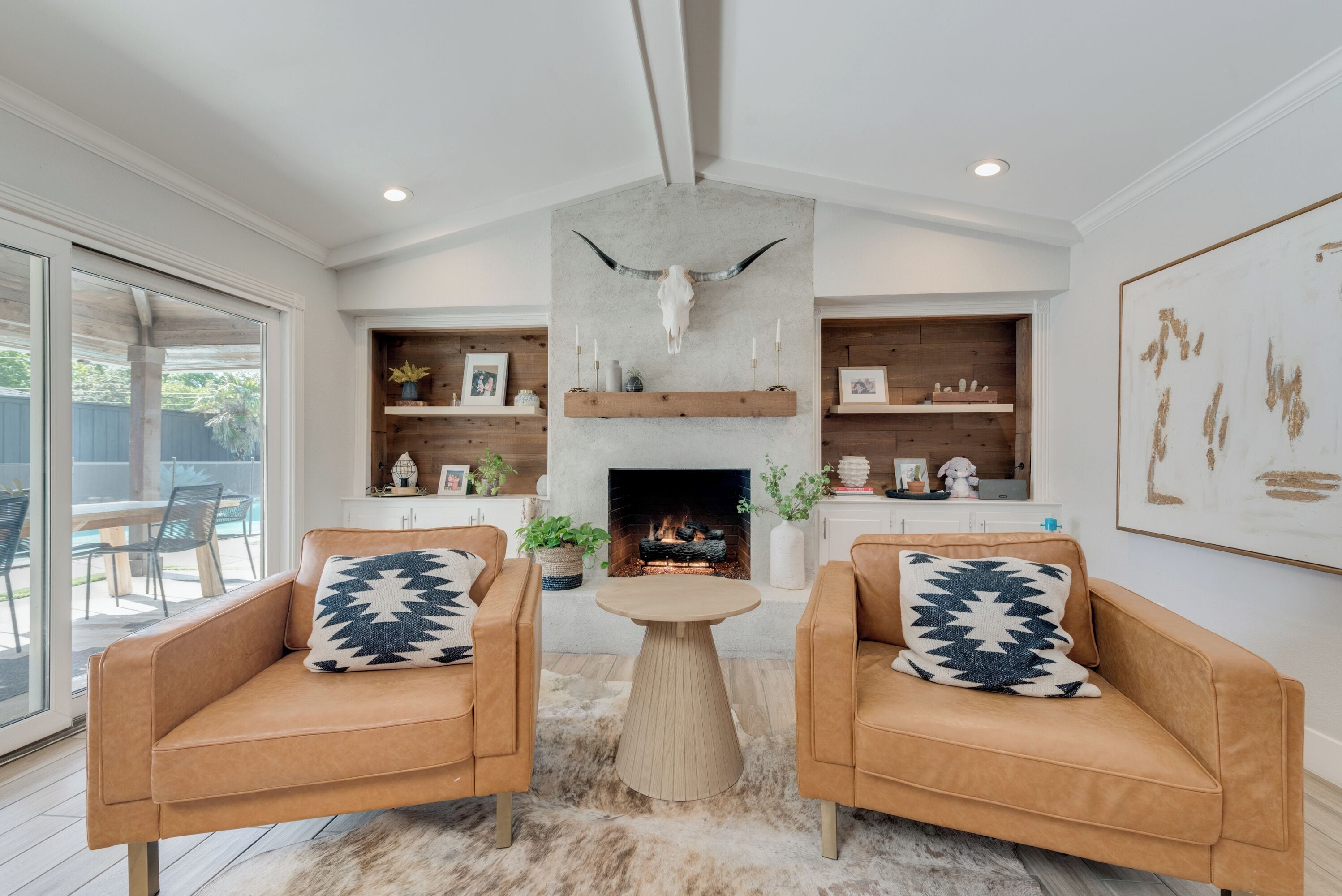 CHIC POOL HOUSE. PRIME DALLAS LOCATION CLOSE TO ALL. LARGE PRIVATE YARD. 