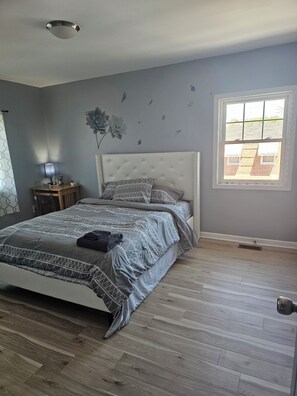 1 soverom, skrivebord, wi-fi (inkludert) og sengetøy