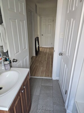 Dusj, håndklær, såpe og toalettpapir